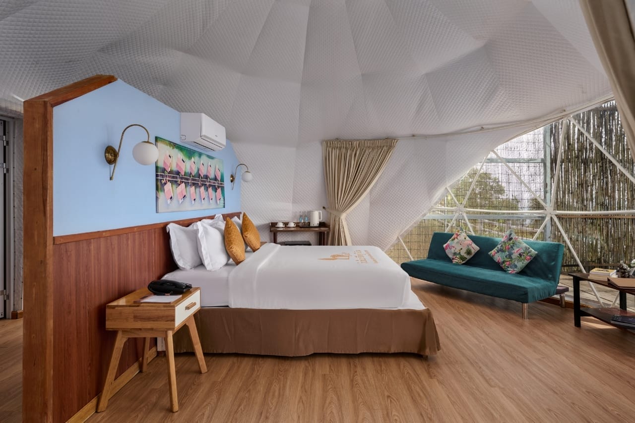 Deluxe Double Mountain View bed